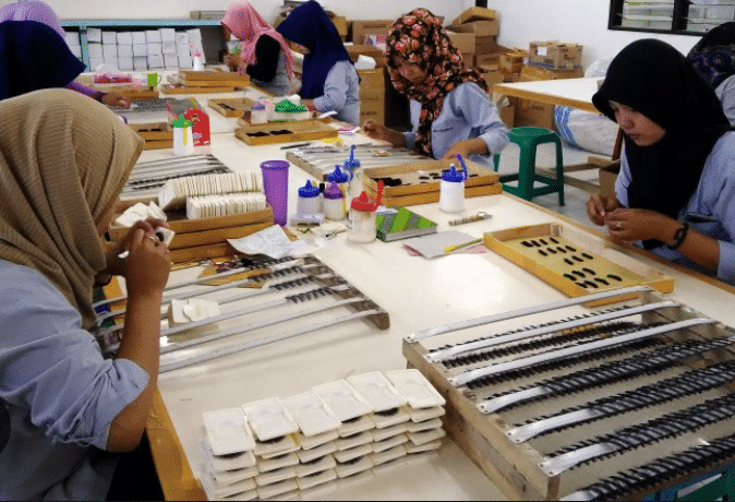 A-behind-the-scenes-look-of-Lashes-Factory-in-the-eyelash-industry-8