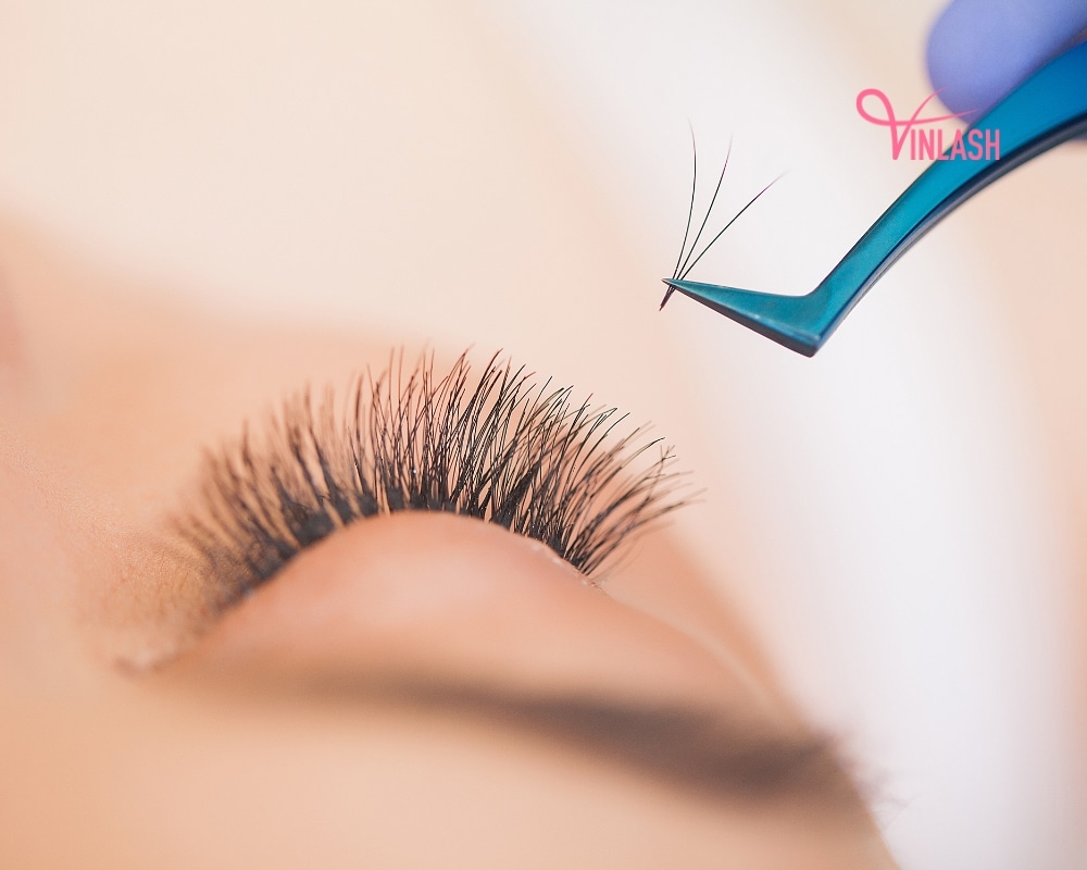4-essential-beginner-lash-tech-supplies-you-cant-afford-to-miss-5