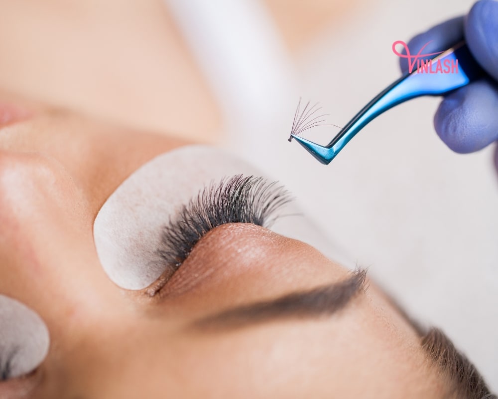 benefits-of-collaborating-with-an-eyelash-extension-manufacturer-2