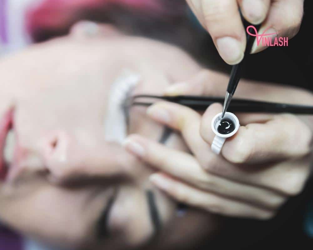 considerations-for-lash-businesses-on-sourcing-eyelash-extension-glue-wholesale-4