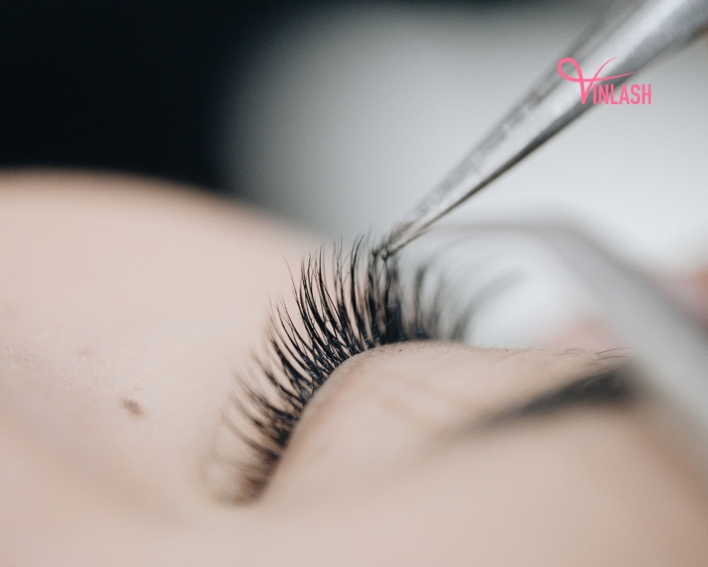 enhancing-beauty-with-hybrid-premade-fan-lashes-7