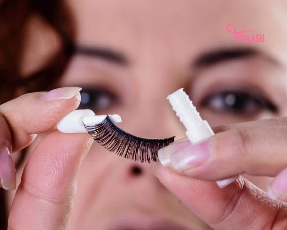 tips-for-lash-businesses-in-choosing-trustworthy-eyelash-glue-manufacturers-4