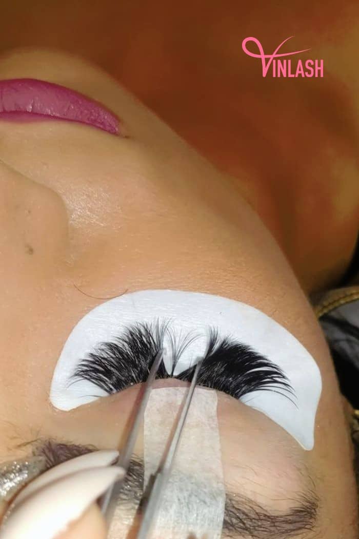 Factors contributing to the best Russian eyelash extensions look