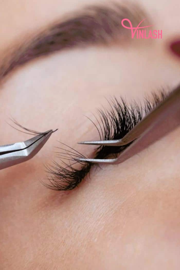 This technique involves creating lash fans by hand, one lash at a time
