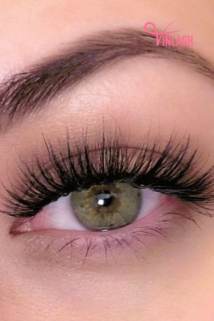 find-suitable-lashes-between-cat-eye-vs-doll-eyelashes-2